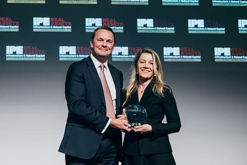Lea Dubourg-Hrachovec accepting the award